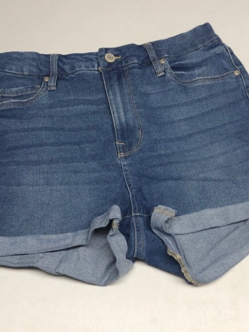 LIKE NEW BLUENOTES SELENA SUPER HIGH-RISE SHORTY JEAN SHORTS 8/29 ⭐️